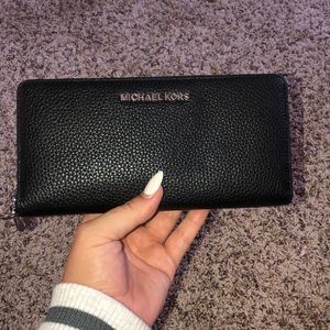 Black zipper Michael Kors Wallet **AUTHENTIC**